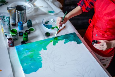 Sanatçı kız evde çizim yapıyor. Yaratıcı zaman.