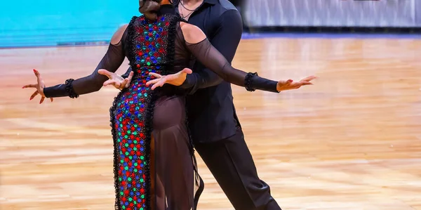 女性と男性がラテン語のプログラムを踊る 国際競争 — ストック写真