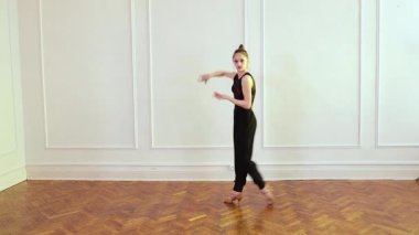 Çekici genç kız stüdyoda Latin dansı yapıyor.