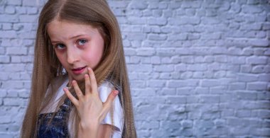 Rapçi kızın portresi. Metin için alanı olan tuğla arkaplan.