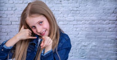 Portre kızı gösterisi. Bana jest de.