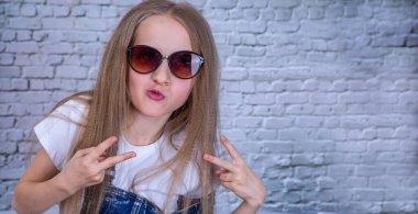 İki parmağını kaldıran kız zafer sembolü gösteriyor.