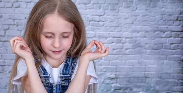 Menina Com Olhos Fechados Mostrar Dedos Como Meditação — Fotografia de Stock