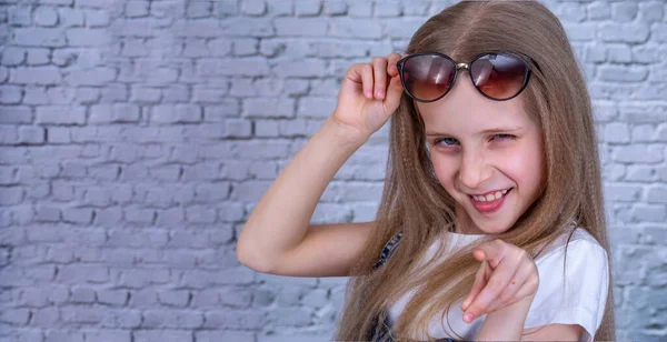 Zabawna Dziewczyna Okularach Przeciwsłonecznych Pokazać Język — Zdjęcie stockowe