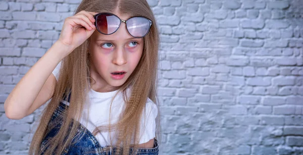 Menina Surpresa Com Óculos Colocados Para Cima Boca Aberta — Fotografia de Stock