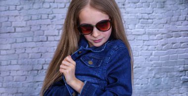 Mavi desenli ceketli duygusal kız kameraya bakıyor.. 