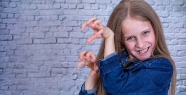 Pozitif kız dişlerini gösteriyor, kızmaya çalışıyor, hırıldıyor kaplan gibi, neşeli bir ruh hali içinde.