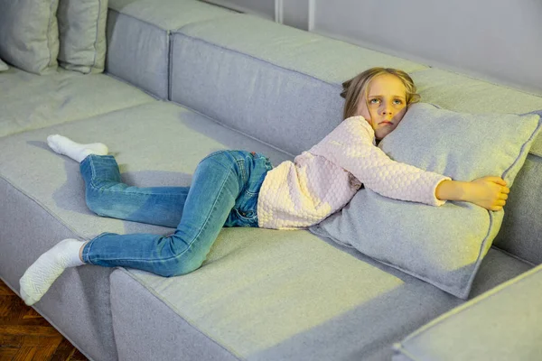 Fatiguée Petite Fille Allongée Sur Canapé Maison Images De Stock Libres De Droits