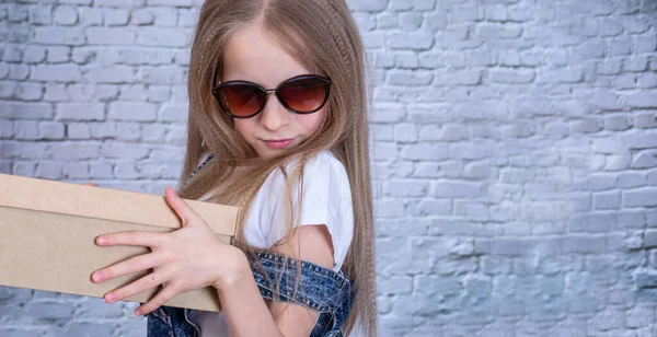 Menina Com Caixa Nas Mãos Feliz Com Presentes Descontos — Fotografia de Stock