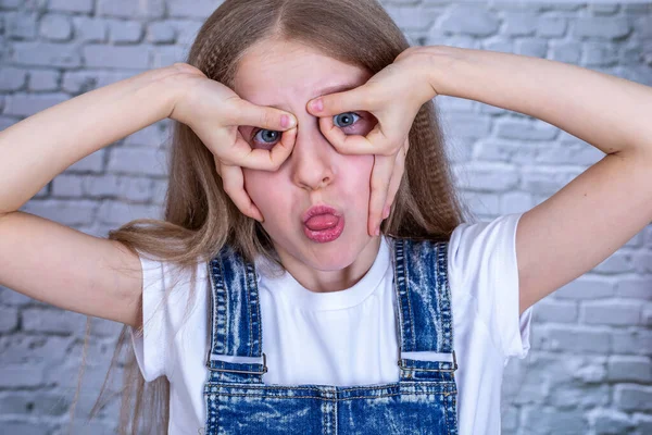 Menina Divertida Mostra Óculos Olhar Para Câmera — Fotografia de Stock