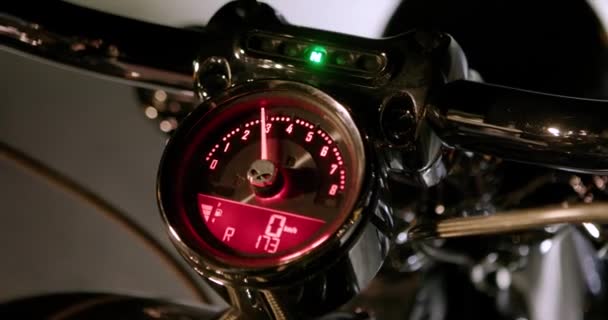 Close Arrow Speedometer Motorcycle Dashboard Night View — Vídeo de Stock