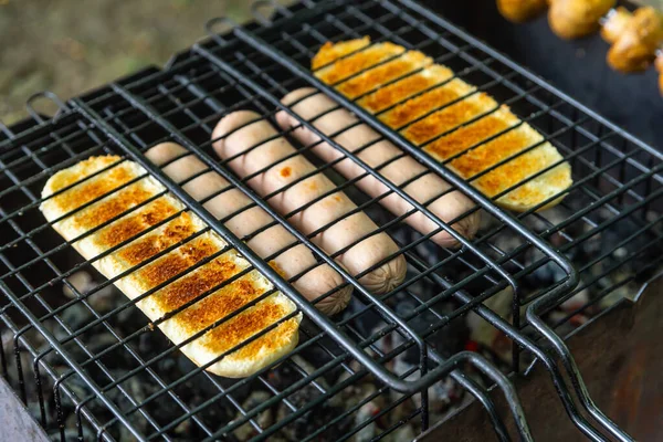 Würstchen Und Brot Auf Kohlen Gegrillt — Stockfoto