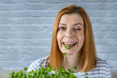 Dişi mikrojeni yer. Sağlıklı vejetaryen yemekleri