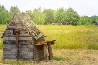 Çayırdaki eski ahşap kuyu