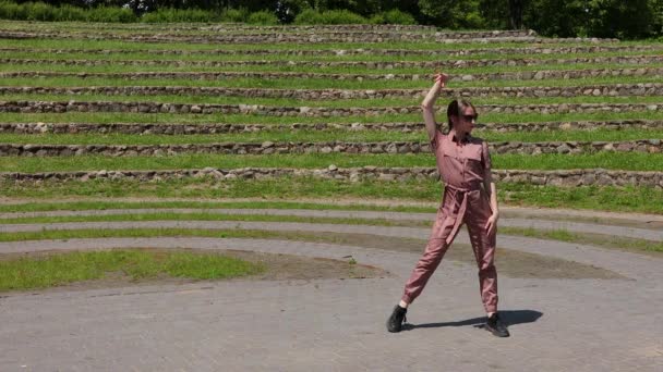 Jovencita Adolescente Divertirse Bailando Parque — Vídeos de Stock