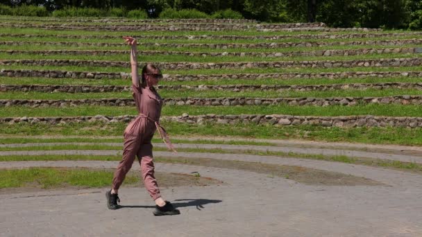 Ung Flicka Tonåring Har Rolig Dans Parken — Stockvideo