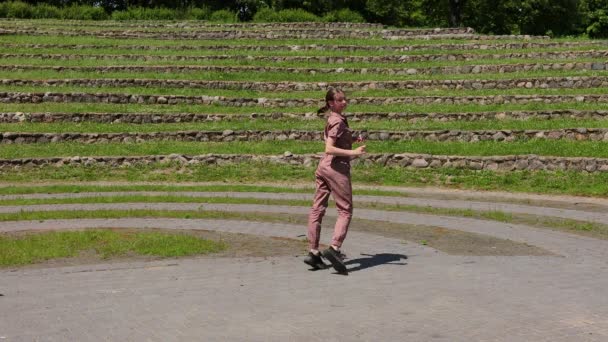Νεαρή Έφηβη Διασκεδάστε Χορεύοντας Στο Πάρκο — Αρχείο Βίντεο