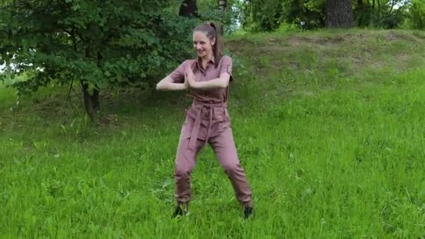 Chica Bailando Disfrutando Del Tiempo Libre Parque — Vídeo de stock