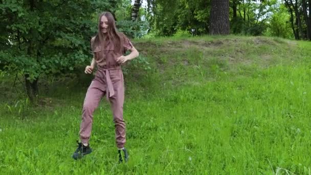 Chica Bailando Disfrutando Del Tiempo Libre Parque — Vídeos de Stock