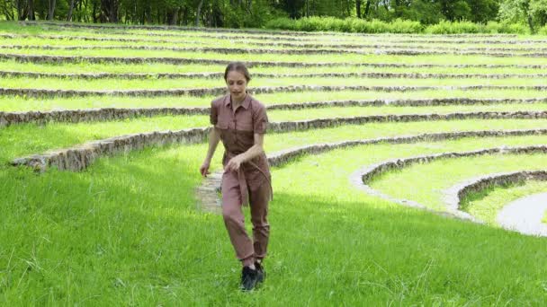 Κορίτσι Που Χορεύει Για Τον Τικ Τοκ Ένα Πάρκο — Αρχείο Βίντεο