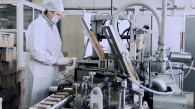  Dondurma üretimi. Kişisel denetimli briket paketleme.