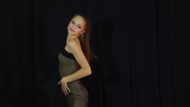 Siyah Elbiseli Kız Aktif Olarak Latince Dans Ediyor — Stok video