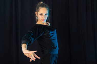 Çekici genç kız stüdyoda Latin dansı yapıyor.