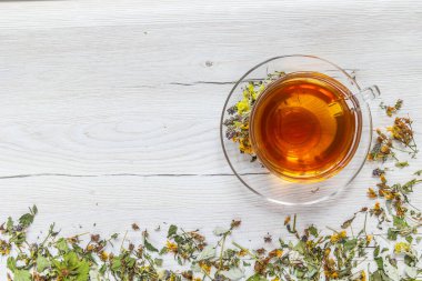 Beyaz ahşap arka planda doğal kurutulmuş bitkisel çay..