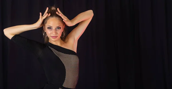 Adolescent Beauté Latin Noir Vêtements Danse Modèle Studio Danse Photos De Stock Libres De Droits