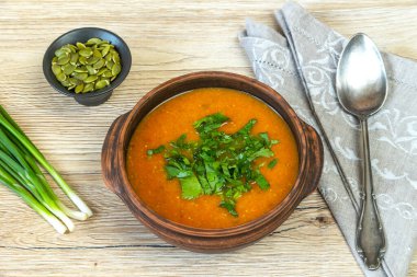 Bir kase balkabağı çorbası. Kapat.