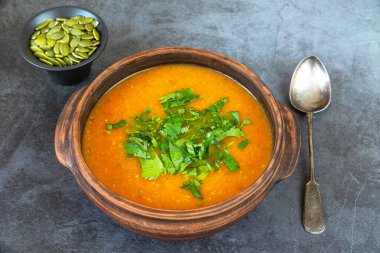 Bir kase balkabağı çorbası. Kapat.