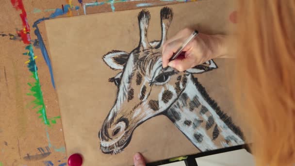 Kunstenaar Vrouwelijke Tekening Pastel Thuis — Stockvideo