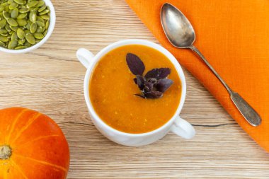 Bir kase balkabağı çorbası. Kapat.