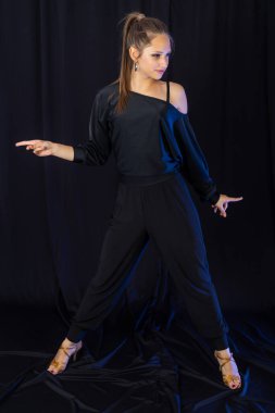 Siyah Latin dans kıyafetleri içinde güzel bir genç.
