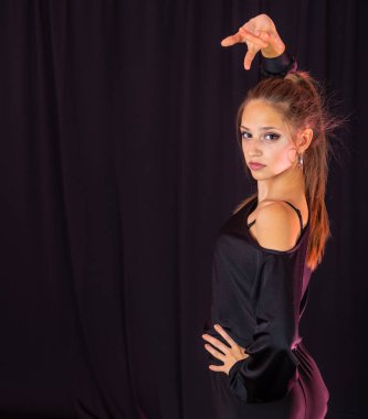 Siyah Latin dans kıyafetleri içinde güzel bir genç. Dans Stüdyosu Şablonu.  