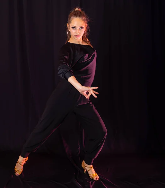 Kráska Dospívající Černošky Latinsky Taneční Oblečení Šablona Tanečního Studia — Stock fotografie