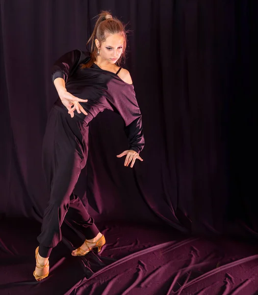 Žena Tančí Pasodobl Šablona Tanečního Studia — Stock fotografie