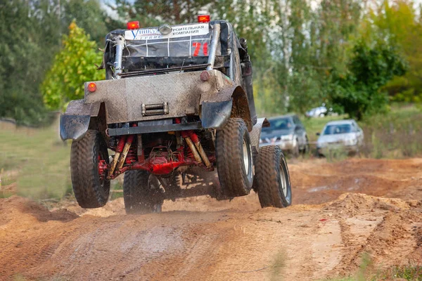 Lepel Belarús 2010 Offroad Coche Mal Camino — Foto de Stock