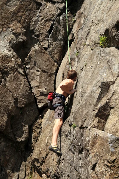 Rock klimmer. Op de rots klimmen. — Stockfoto