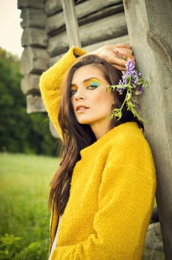 model parlak kalıcı makyaj ile