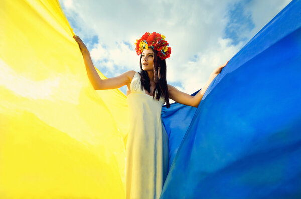 Украинская девушка с флагом
