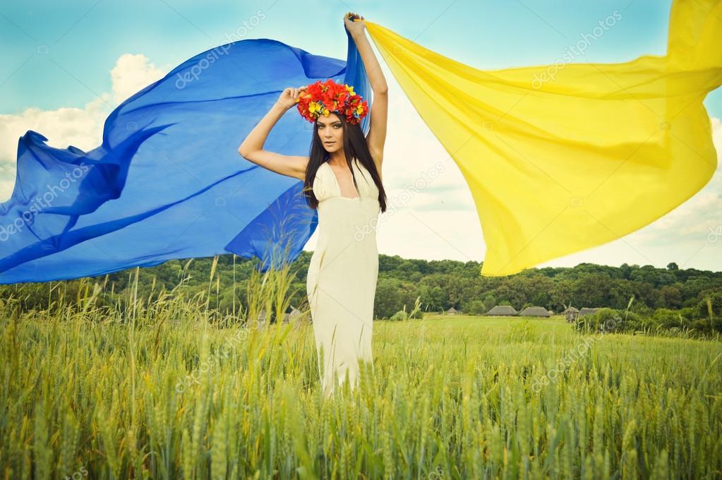Фото на украинском. Девушка с флагом Украины. Красивый флаг Украины. Украинка с флагом. Украинка в поле.