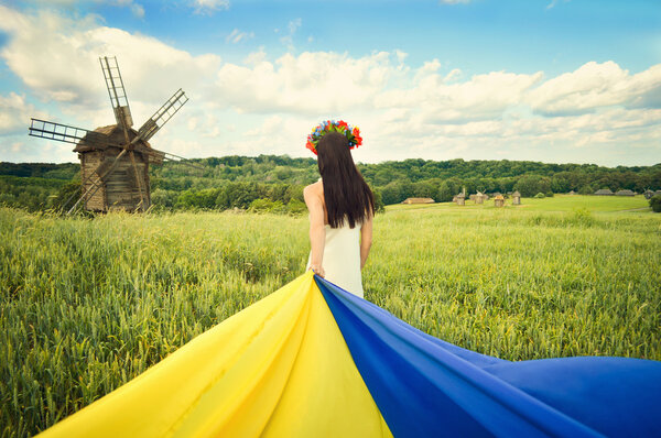 Украинская девушка с флагом — стоковое фото