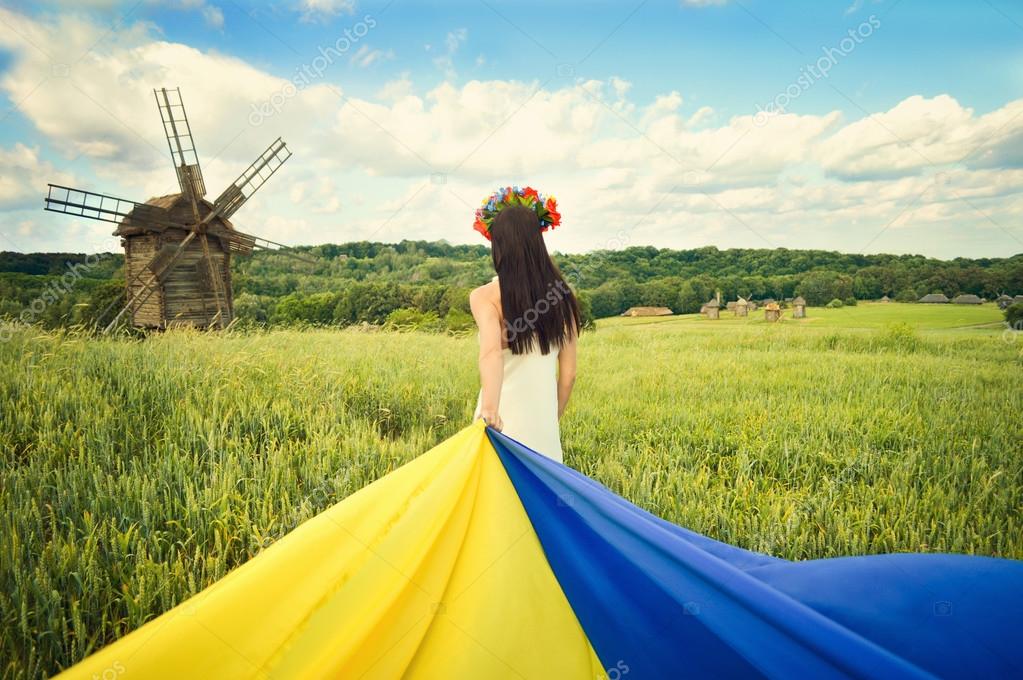 Фото на украинском. Девушка с флагом Украины. Украинка в поле. Украинская девушка в поле. Красивые украинские картинки.