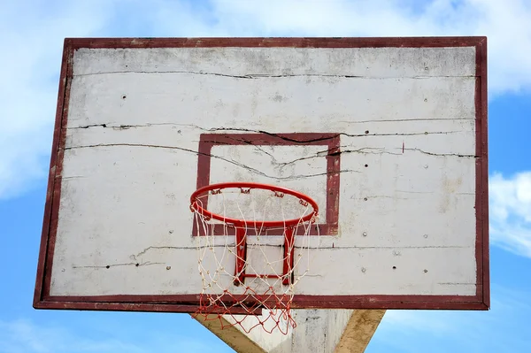 Μπάσκετ στεφάνι στο φόντο του ουρανού — Φωτογραφία Αρχείου