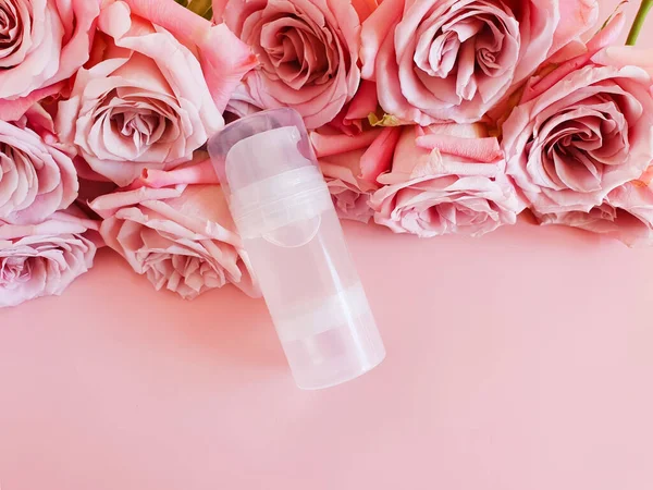 Mockup Transparent Bottle Intimate Lubricant Gel Pink Roses Pink Table — kuvapankkivalokuva