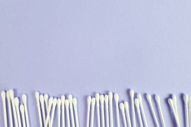 Pamuk kenarı, desenli mor arka planda çerçeve. Üst görünüm, boşluk kopyala, satır