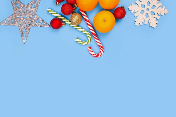 Mandarino Bastoncini Zucchero Strisce Natalizie Fiocco Neve Sfondo Blu Posto — Foto Stock