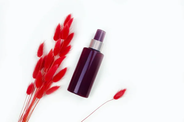 Mockup Van Ongebrandmerkte Bruine Cosmetische Spray Fles Rode Kruiden Witte — Stockfoto