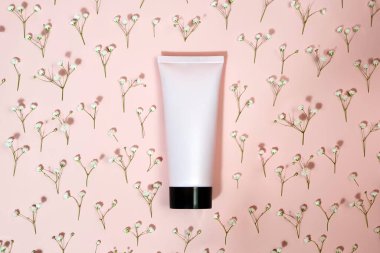 Marka ve çingene çiçekleri için siyah kapaklı pembe sıkma şişe tüpü. Üst düzey, Flatlay yaşam tarzı. Doğal organik kaplıca konsepti.